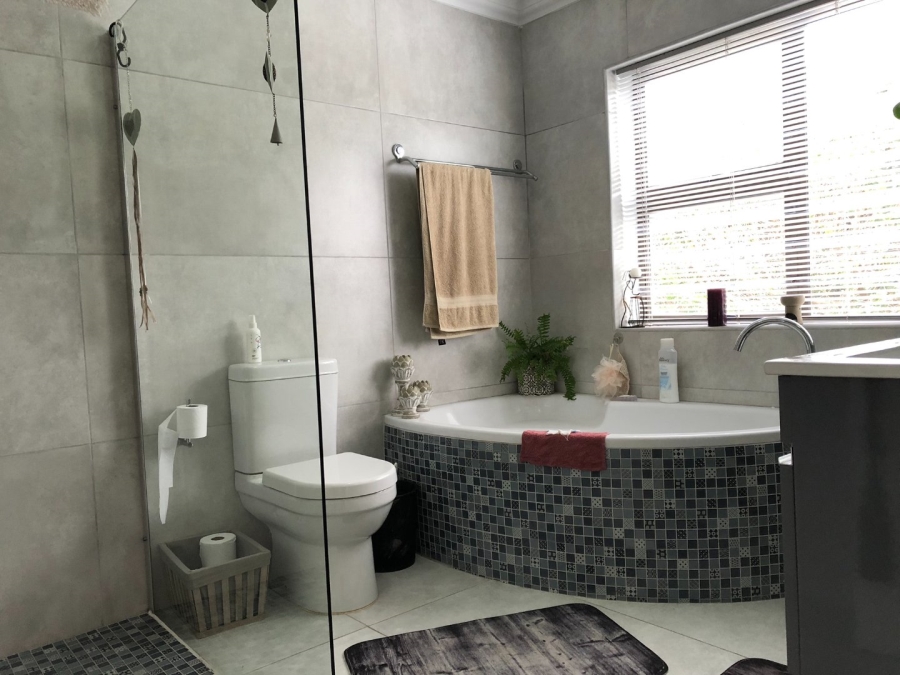 3 Bedroom Property for Sale in De Kelders Western Cape